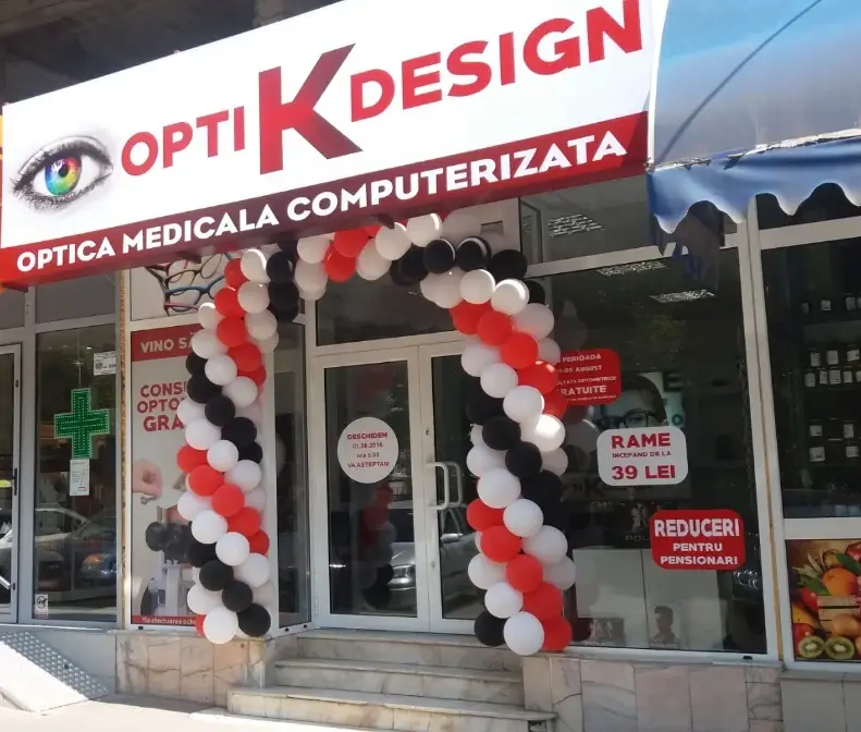 OptiK Design – optică medicală în Galați Fațada și intrarea în magazinul OptiK Design din Galați, cu zona de optică și vitrinele cu rame de ochelari.