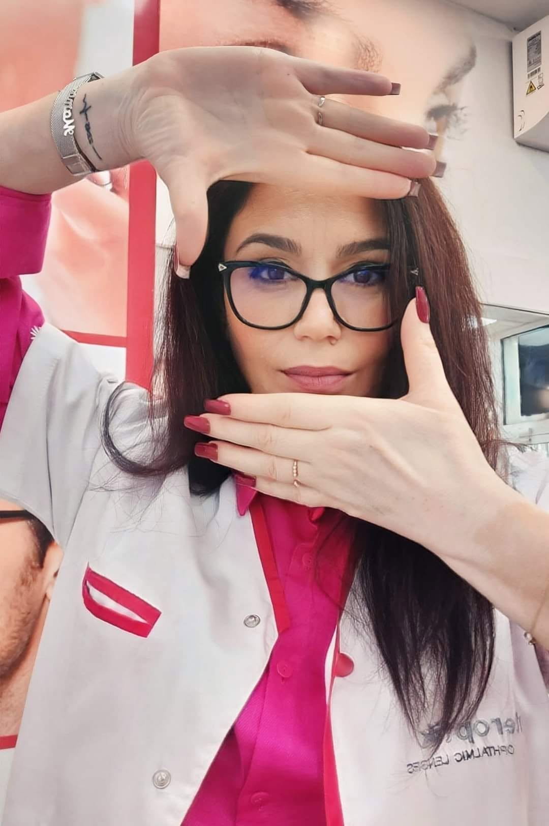 Optometristă – OptiK Design Galați Optometristă din echipa OptiK Design, în cadrul magazinului de optică din Galați.